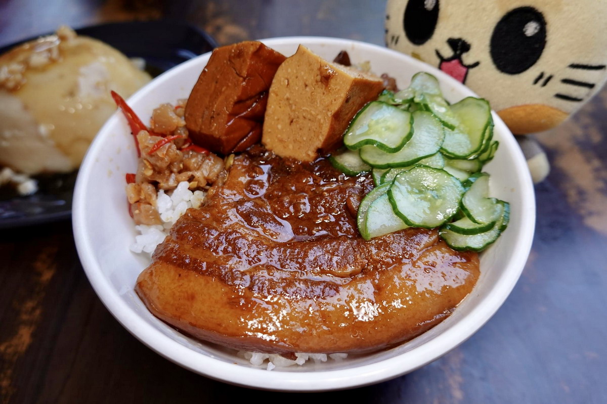 【台北龍山寺站美食】一甲子餐飲：艋舺祖師廟前的排隊台灣味焢肉飯，米其林必比登，還有刈包、油條魚丸湯、麻豆碗粿 5846 @貓大爺