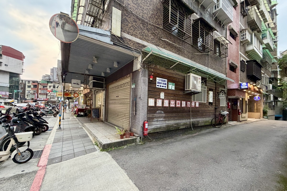 【台北科技大樓站美食】一三六食品商行 2026：痛風海鮮麵和牛肉麵都太狂啦，CP超值勝地，136海鮮麵開新分店 7358