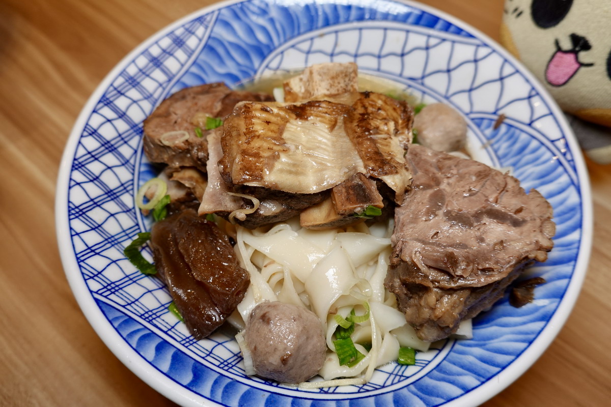 【台北科技大樓站美食】一三六食品商行 2026：痛風海鮮麵和牛肉麵都太狂啦，CP超值勝地，136海鮮麵開新分店 7358