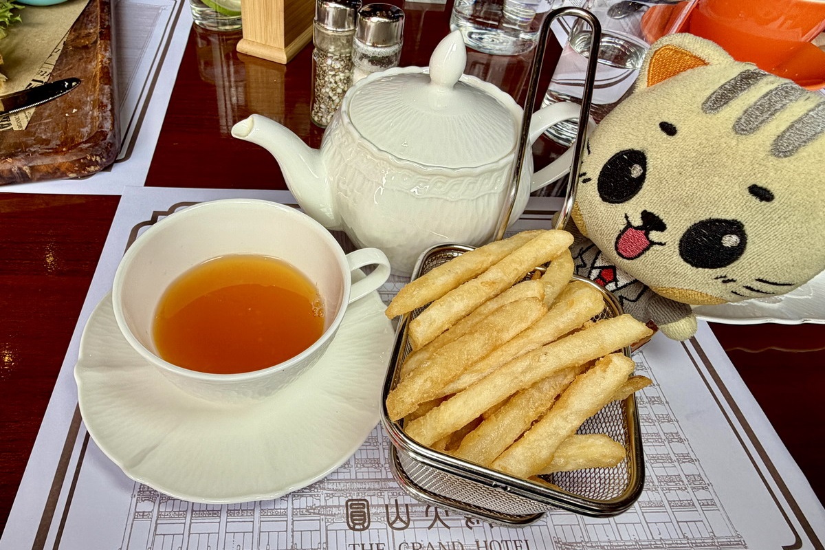 【台北圓山站美食】圓山大飯店限量版中秋月餅禮盒：花園咖啡廳的貨布雞蛋糕與冠軍珍珠奶茶 5838