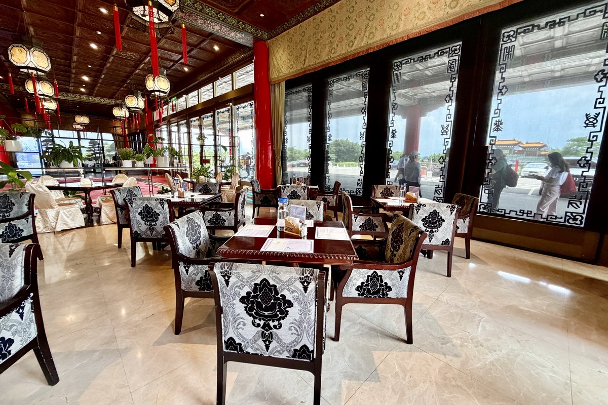 【台北圓山站美食】圓山大飯店限量版中秋月餅禮盒：花園咖啡廳的貨布雞蛋糕與冠軍珍珠奶茶 5838
