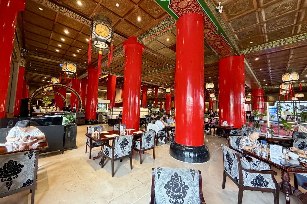 【台北圓山站美食】圓山大飯店限量版中秋月餅禮盒：花園咖啡廳的貨布雞蛋糕與冠軍珍珠奶茶 5838