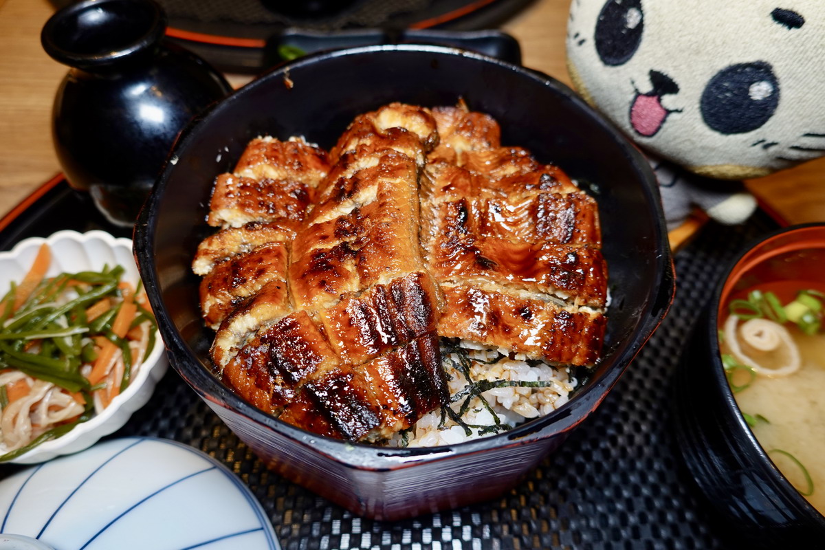 網站近期文章：【台北南京復興站美食】鈴成鰻魚飯 Suzunari Hitsumabushi 2026：日本名古屋鰻魚飯名店「備長」來台灣開店，不僅有鰻魚飯三吃，可以雙拼牛、豬、雞肉，還有特色日式八丁味噌煮 7387