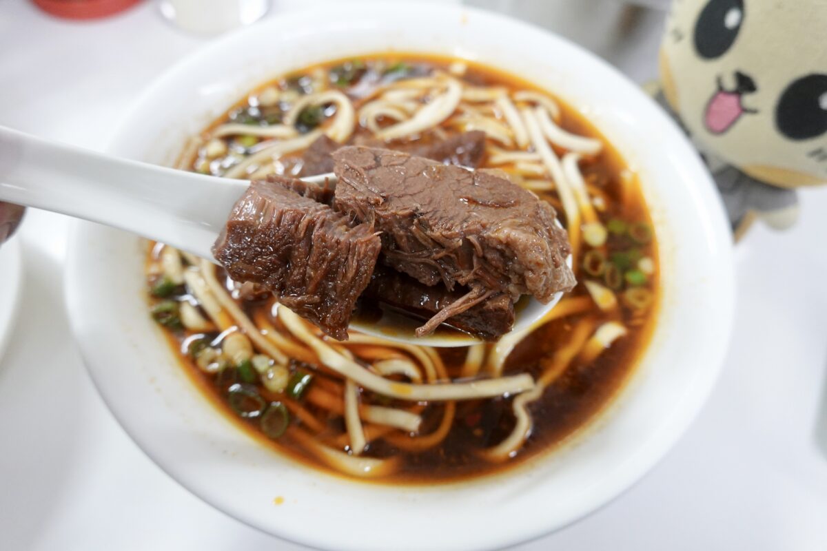 【台北西門站美食】桃源街老王記牛肉麵 2026：被颱風吹掉招牌的牛肉麵老店，1956年創業，正宗桃源街牛肉麵，觀光客愛店 7473