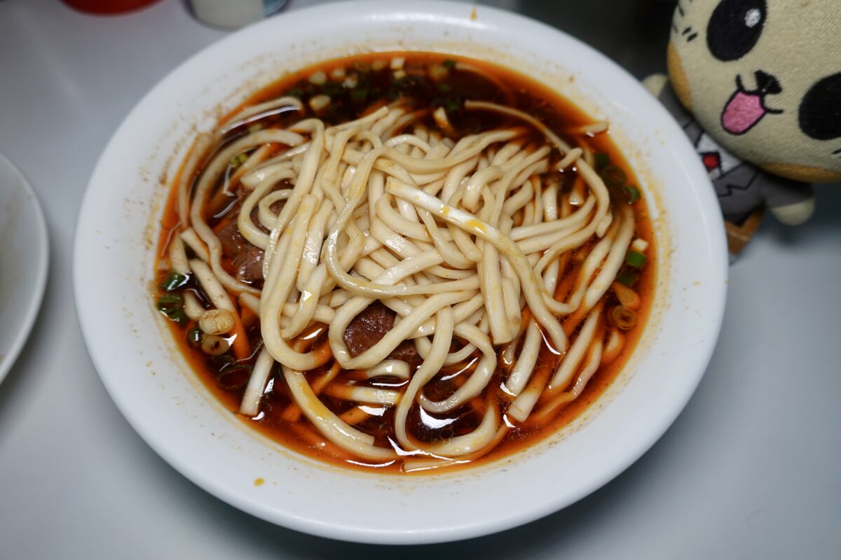 【台北西門站美食】桃源街老王記牛肉麵 2026：被颱風吹掉招牌的牛肉麵老店，1956年創業，正宗桃源街牛肉麵，觀光客愛店 7473