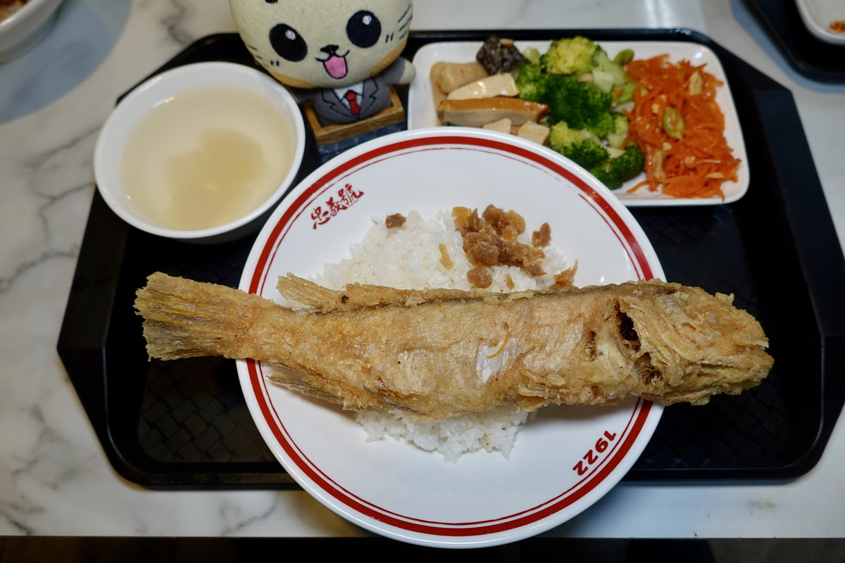 【台北龍山寺站美食】忠義號古早味台式便當 2026:1922年創立百年老招牌,大支炸雞腿、炸馬頭魚,高CP值便當,價錢超佛心 7452 【台北龍山寺站美食】忠義號古早味台式便當 2026:1922年創立百年老招牌,大支炸雞腿、炸馬頭魚,高CP值便當,價錢超佛心 7452