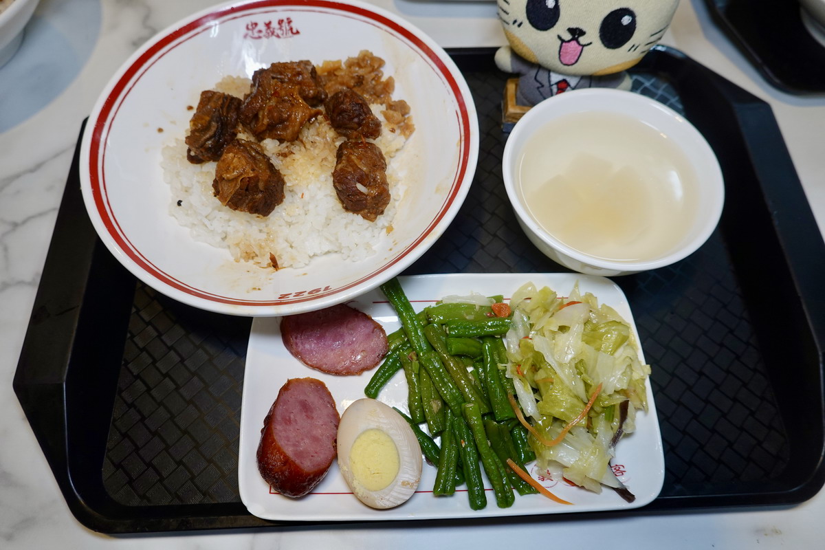 【台北龍山寺站美食】忠義號古早味台式便當 2026:1922年創立百年老招牌,大支炸雞腿、炸馬頭魚,高CP值便當,價錢超佛心 7452 【台北龍山寺站美食】忠義號古早味台式便當 2026:1922年創立百年老招牌,大支炸雞腿、炸馬頭魚,高CP值便當,價錢超佛心 7452