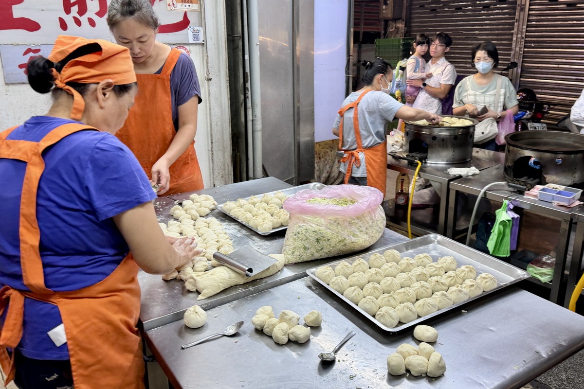 【台北景美站美食】景美上海生煎包 2026:這家老牌生煎包是許多人的回憶與回味,皮薄底脆餡香多汁,景美夜市排隊美食 7491 【台北景美站美食】景美上海生煎包 2026:這家老牌生煎包是許多人的回憶與回味,皮薄底脆餡香多汁,景美夜市排隊美食 7491