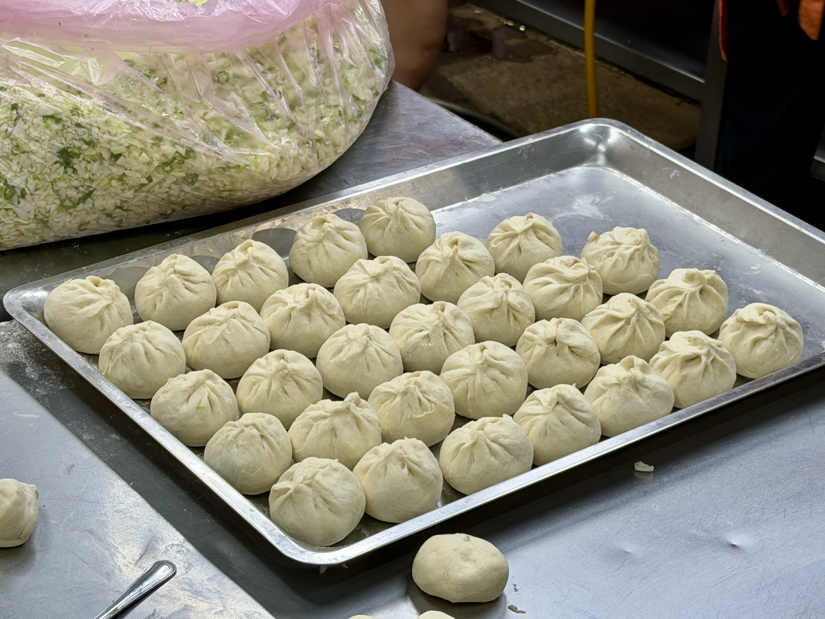 【台北景美站美食】景美上海生煎包 2026:這家老牌生煎包是許多人的回憶與回味,皮薄底脆餡香多汁,景美夜市排隊美食 7491 【台北景美站美食】景美上海生煎包 2026:這家老牌生煎包是許多人的回憶與回味,皮薄底脆餡香多汁,景美夜市排隊美食 7491