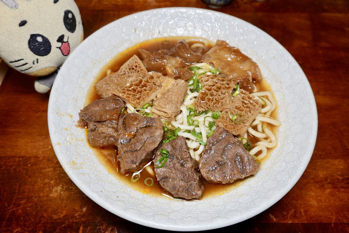 【台北西湖站美食】牛耳精緻麵館 2025：兆元男輝達 Nvidia 黃仁勳的牛肉麵愛店！天然健康不添加化學品，內湖科學園區旁的麵店，內湖上班族一定要收口袋 6951