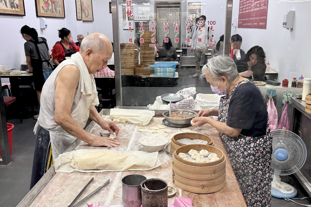【台北中正紀念堂站美食】江浙四海包子店 2025：高CP值佛心小館，抗漲必收，排骨炒飯份量大誠意足，老闆資歷超狂根本活歷史 7136