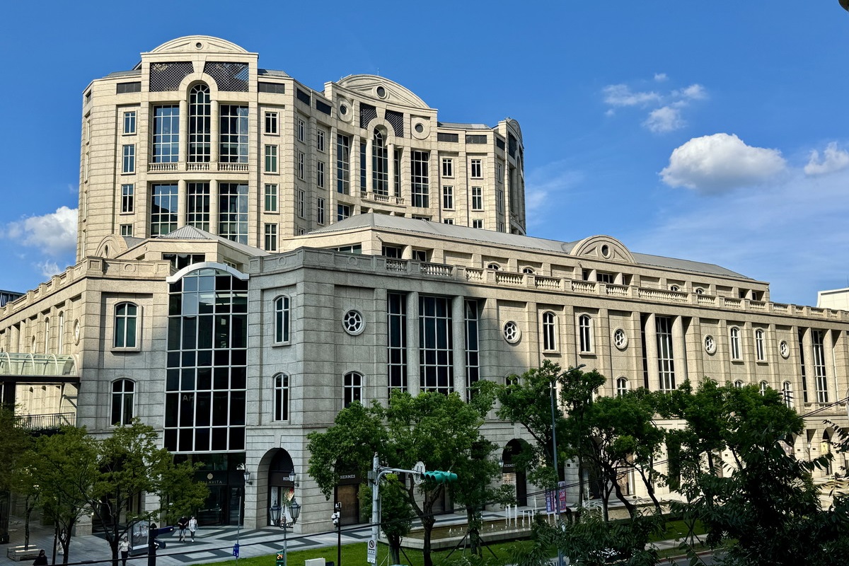 網站近期文章：【懶人包】貓大爺精選信義區百貨商圈美食特輯 (2025，47篇) ：微風南山、微風信義、新光三越、遠東百貨A13、統一時代百貨、統一Dream Plaza、寶麗廣場 7094
