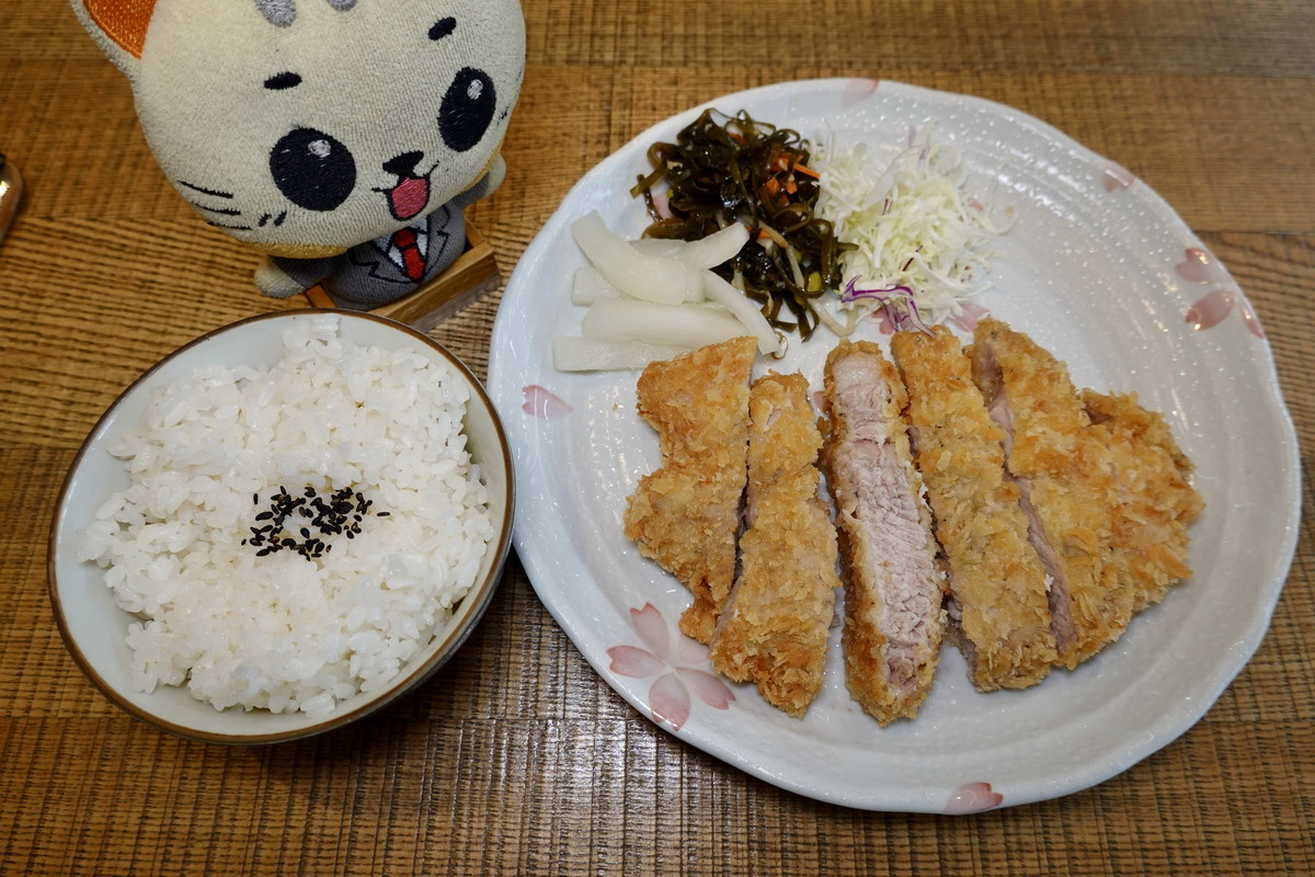 【台北南京復興站美食】Chiffon 手工蛋糕店 2026：被蛋糕耽誤的炸雞？外觀是蛋糕店，斜槓日式定食店和咖啡店，炸雞塊好好吃啊！7196