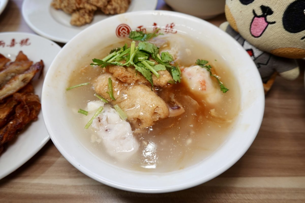【台北龍山寺站美食】兩喜號魷魚羹 2026：龍山寺旁百年小吃店，萬華艋舺夜市美味魷魚羹、炒米粉與滷肉飯，在傳統中轉型創新的典範 7317