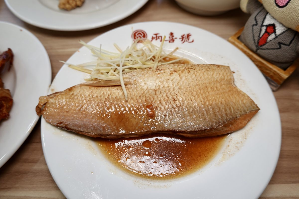 【台北龍山寺站美食】兩喜號魷魚羹 2026：龍山寺旁百年小吃店，萬華艋舺夜市美味魷魚羹、炒米粉與滷肉飯，在傳統中轉型創新的典範 7317