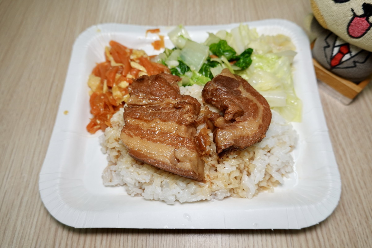 【台北忠孝復興站美食】億頓排骨：仁愛路圓環高CP值人氣便當店，排骨飯是招牌，雞腿飯很搶手，免費辣蘿蔔炒小魚干畫龍點睛 7157