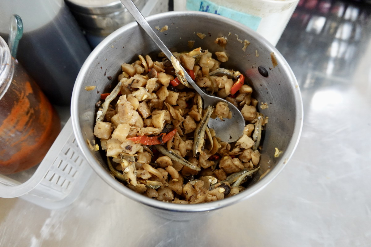 【台北忠孝復興站美食】億頓排骨：仁愛路圓環高CP值人氣便當店，排骨飯是招牌，雞腿飯很搶手，免費辣蘿蔔炒小魚干畫龍點睛 7157