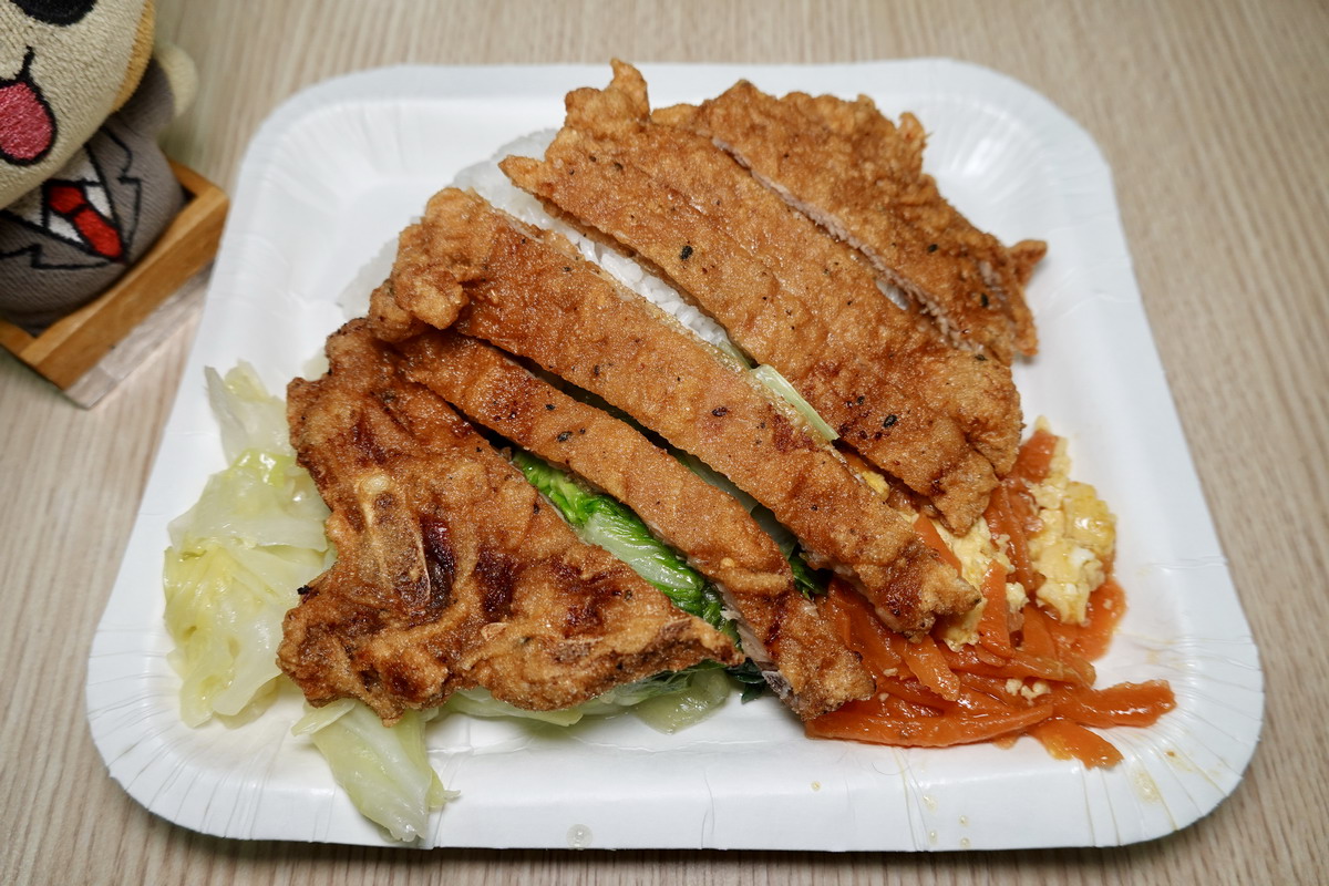 【台北忠孝復興站美食】億頓排骨：仁愛路圓環高CP值人氣便當店，排骨飯是招牌，雞腿飯很搶手，免費辣蘿蔔炒小魚干畫龍點睛 7157