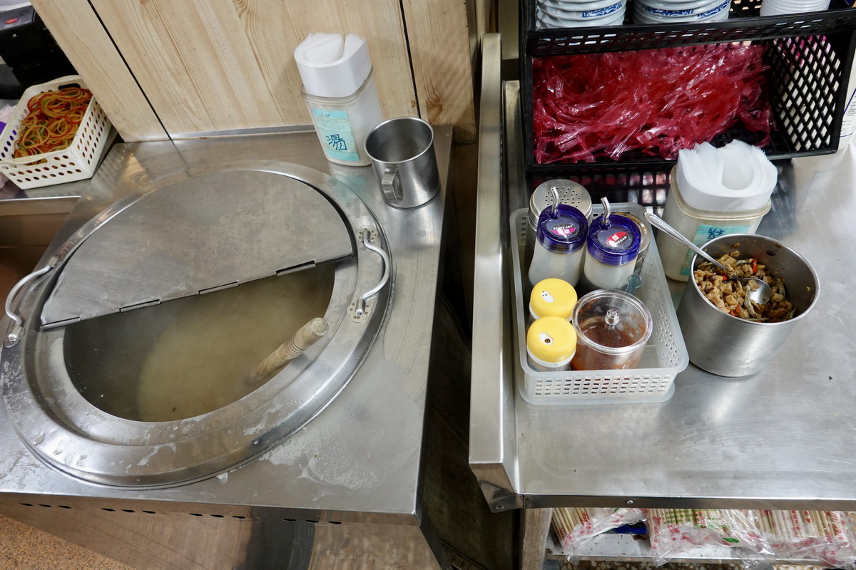 【台北忠孝復興站美食】億頓排骨：仁愛路圓環高CP值人氣便當店，排骨飯是招牌，雞腿飯很搶手，免費辣蘿蔔炒小魚干畫龍點睛 7157