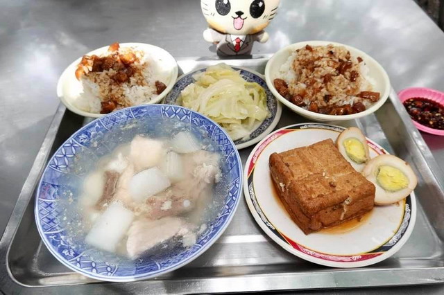 即時熱門文章：【台北大橋頭站美食】阿桂姨原汁排骨湯：慈聖宮美食街的排隊攤位，簡單樸實的古早味小吃，滿滿懷舊感與濃濃人情味 6292