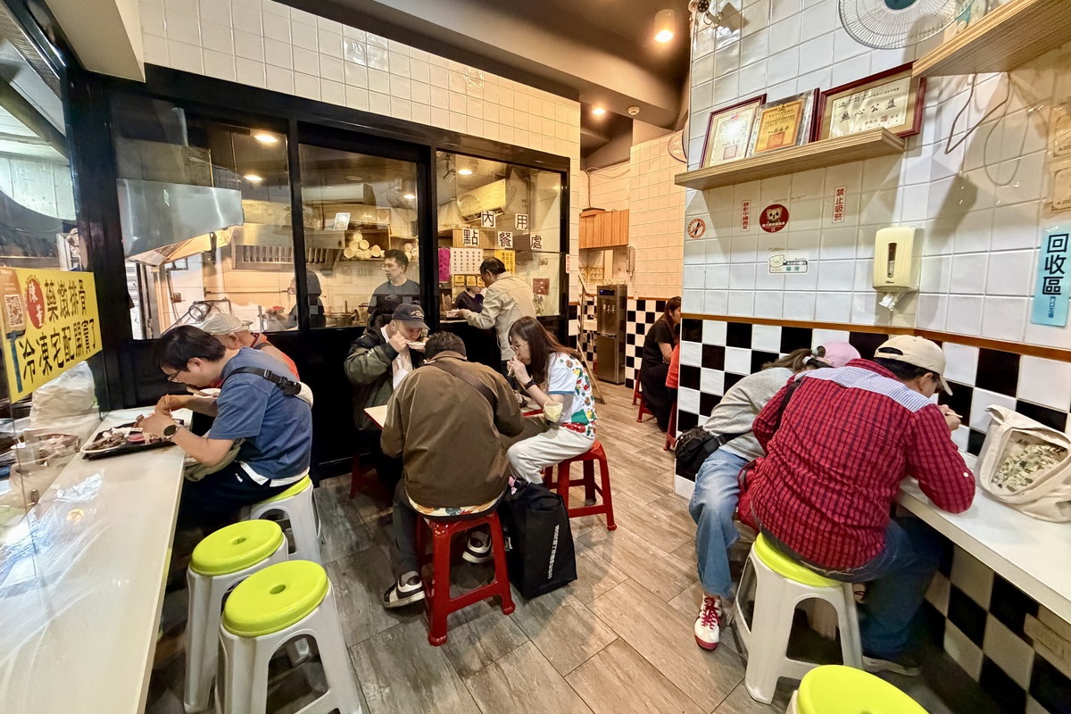 【台北松山站美食】陳董藥燉排骨羊肉 2026：饒河街夜市老牌名店，滋補藥燉排骨與藥燉羊肉，豆瓣醬超對味 7286