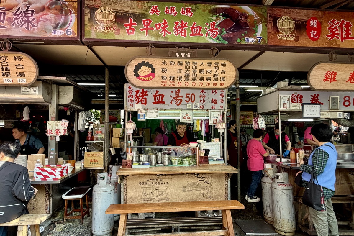 【台北大橋頭站美食】吳媽媽古早味豬血湯 2026：大稻埕慈聖宮廟口，樸實無華的老店 7325