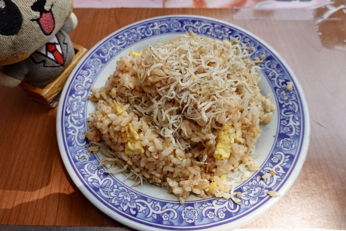 【台北大橋頭站美食】阿蘭大鼎魩仔魚炒飯 2026：魩仔魚炒飯配一碗蝦仁蛋包湯，就是大稻埕慈聖宮前的懷舊台灣味 7328