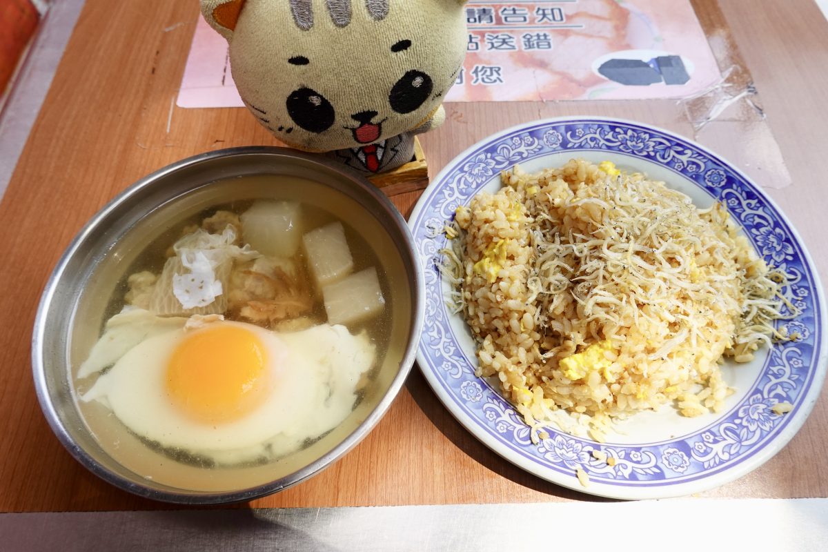 【台北大橋頭站美食】阿蘭大鼎魩仔魚炒飯 2026：魩仔魚炒飯配一碗蝦仁蛋包湯，就是大稻埕慈聖宮前的懷舊台灣味 7328