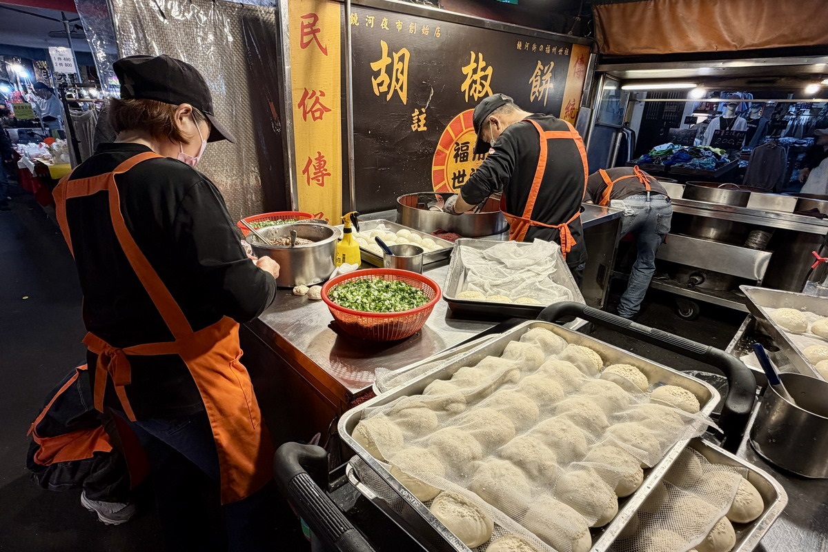 【台北松山站美食】福州世祖胡椒餅 2026:饒河街夜市排隊名物,「輝達」黃仁勳吃的就是這家胡椒餅 7397 【台北松山站美食】福州世祖胡椒餅 2026:饒河街夜市排隊名物,「輝達」黃仁勳吃的就是這家胡椒餅 7397