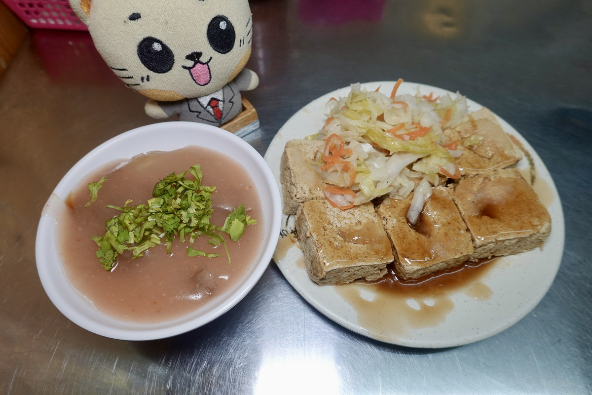【台北南京復興站美食】阿朵脆皮臭豆腐肉圓 2026：臭豆腐6塊只要85，泡菜給的大方，CP值高啊，還有肉圓配一套吃起來，興安街30年老店 7478