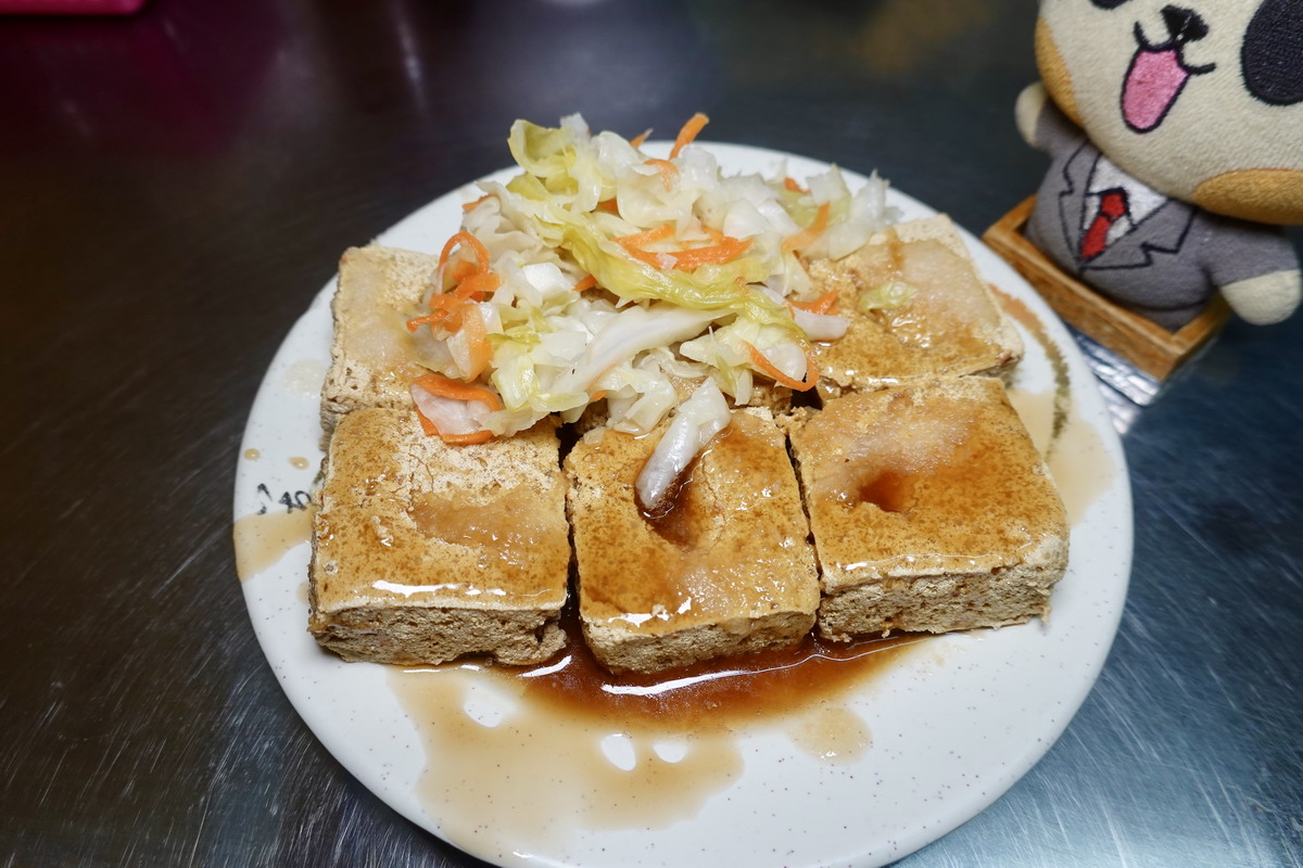 【台北南京復興站美食】阿朵脆皮臭豆腐肉圓 2026：臭豆腐6塊只要85，泡菜給的大方，CP值高啊，還有肉圓配一套吃起來，興安街30年老店 7478