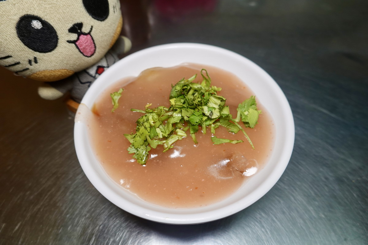 【台北南京復興站美食】阿朵脆皮臭豆腐肉圓 2026：臭豆腐6塊只要85，泡菜給的大方，CP值高啊，還有肉圓配一套吃起來，興安街30年老店 7478