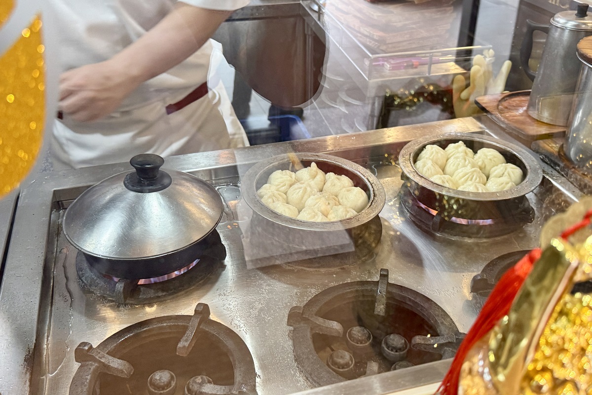【台北東門站美食】高記信義小館 2025:一通電話改變命運!失去靈魂的70年老牌江浙餐廳,鐵鍋生煎包是招牌 6928 【台北東門站美食】高記信義小館 2025:一通電話改變命運!失去靈魂的70年老牌江浙餐廳,鐵鍋生煎包是招牌 6928