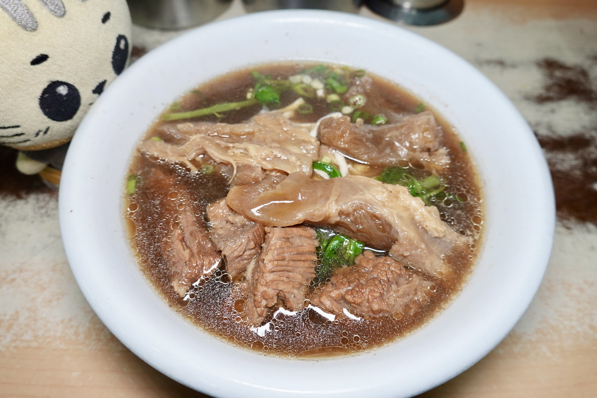 【台北忠孝新生站美食】濟南牛肉麵 2025:1976年創業,老牌紅燒牛肉麵,牛肉大塊豪邁夠爽快,隱藏吃法居然是加皮蛋!7022 【台北忠孝新生站美食】濟南牛肉麵 2025:1976年創業,老牌紅燒牛肉麵,牛肉大塊豪邁夠爽快,隱藏吃法居然是加皮蛋!7022