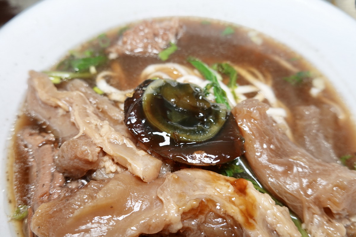 【台北忠孝新生站美食】濟南牛肉麵 2025:1976年創業,老牌紅燒牛肉麵,牛肉大塊豪邁夠爽快,隱藏吃法居然是加皮蛋!7022 【台北忠孝新生站美食】濟南牛肉麵 2025:1976年創業,老牌紅燒牛肉麵,牛肉大塊豪邁夠爽快,隱藏吃法居然是加皮蛋!7022
