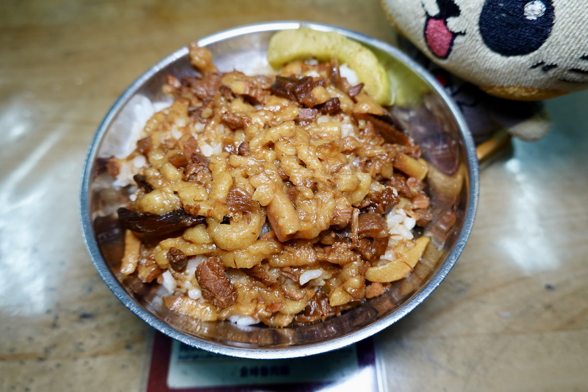 【台北中正紀念堂站美食】金峰魯肉飯 2025：人潮川流不息的滷肉飯名店，Google評價近1萬6千則，還有賣鼎邊趖 7141