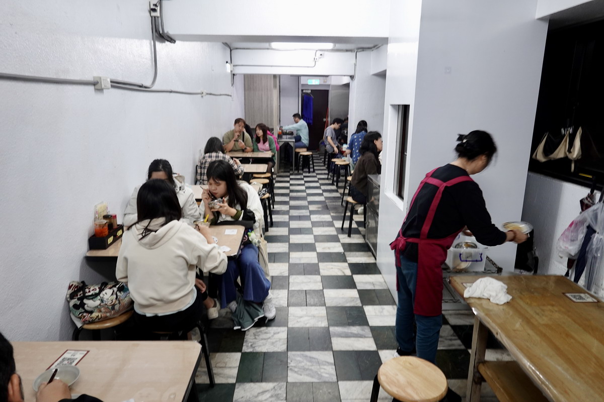 【台北中正紀念堂站美食】金峰魯肉飯 2025：人潮川流不息的滷肉飯名店，Google評價近1萬6千則，還有賣鼎邊趖 7141