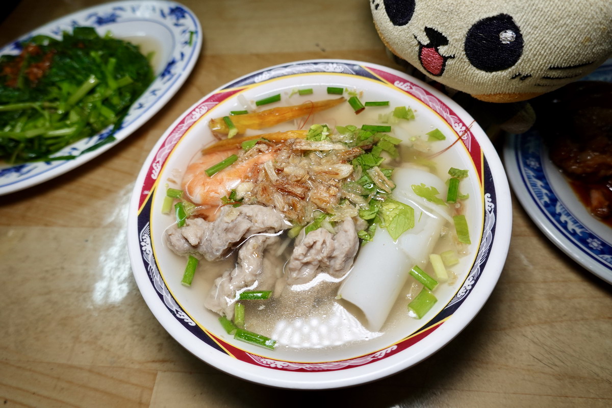 【台北中正紀念堂站美食】金峰魯肉飯 2025：人潮川流不息的滷肉飯名店，Google評價近1萬6千則，還有賣鼎邊趖 7141