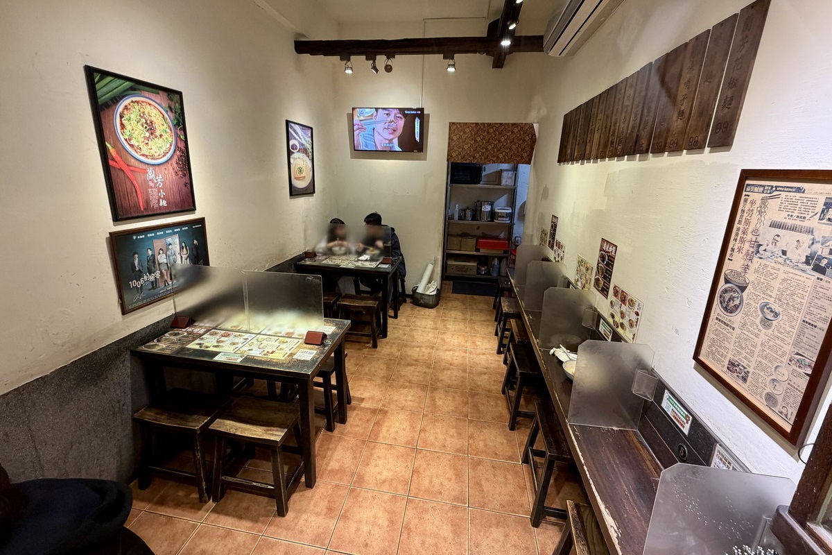 【台北南京復興站美食】蘭芳麵食館 2026：麻辣香氣迷人還有名人加持，遼寧夜市旁創新小麵店與私房滷味 7243