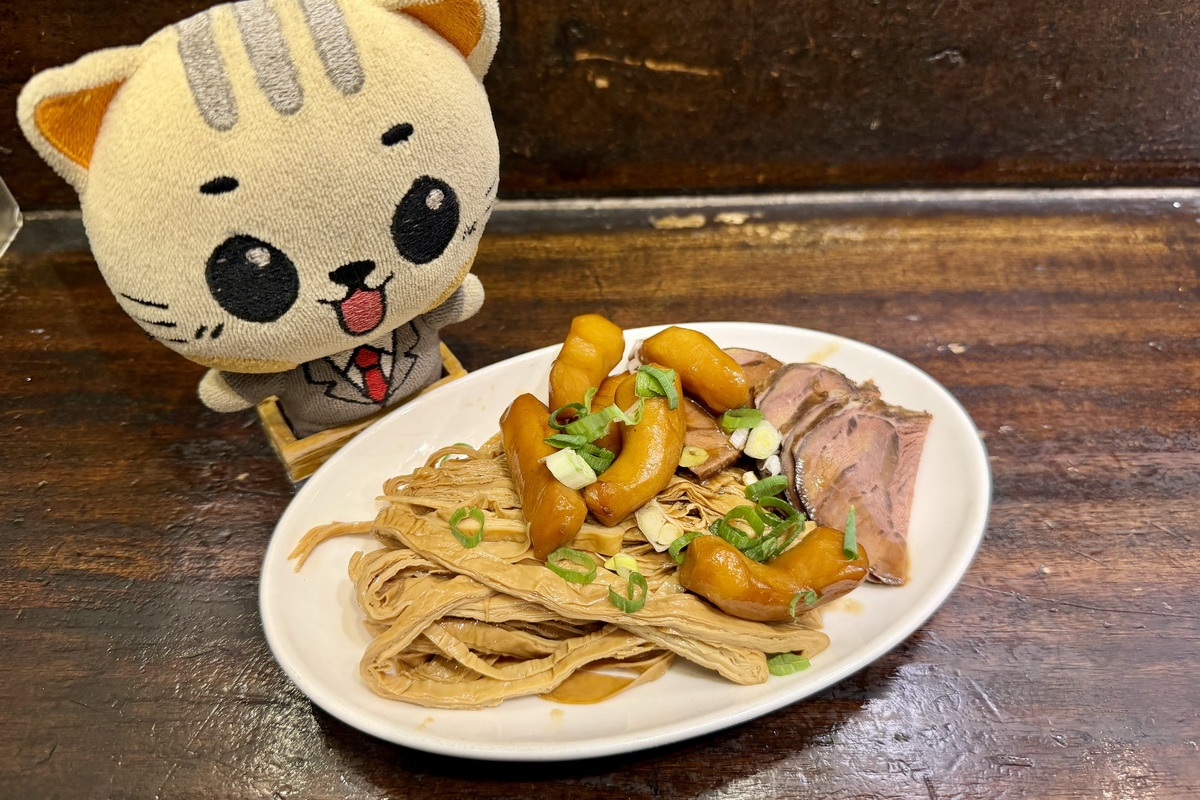 【台北南京復興站美食】蘭芳麵食館 2026：麻辣香氣迷人還有名人加持，遼寧夜市旁創新小麵店與私房滷味 7243