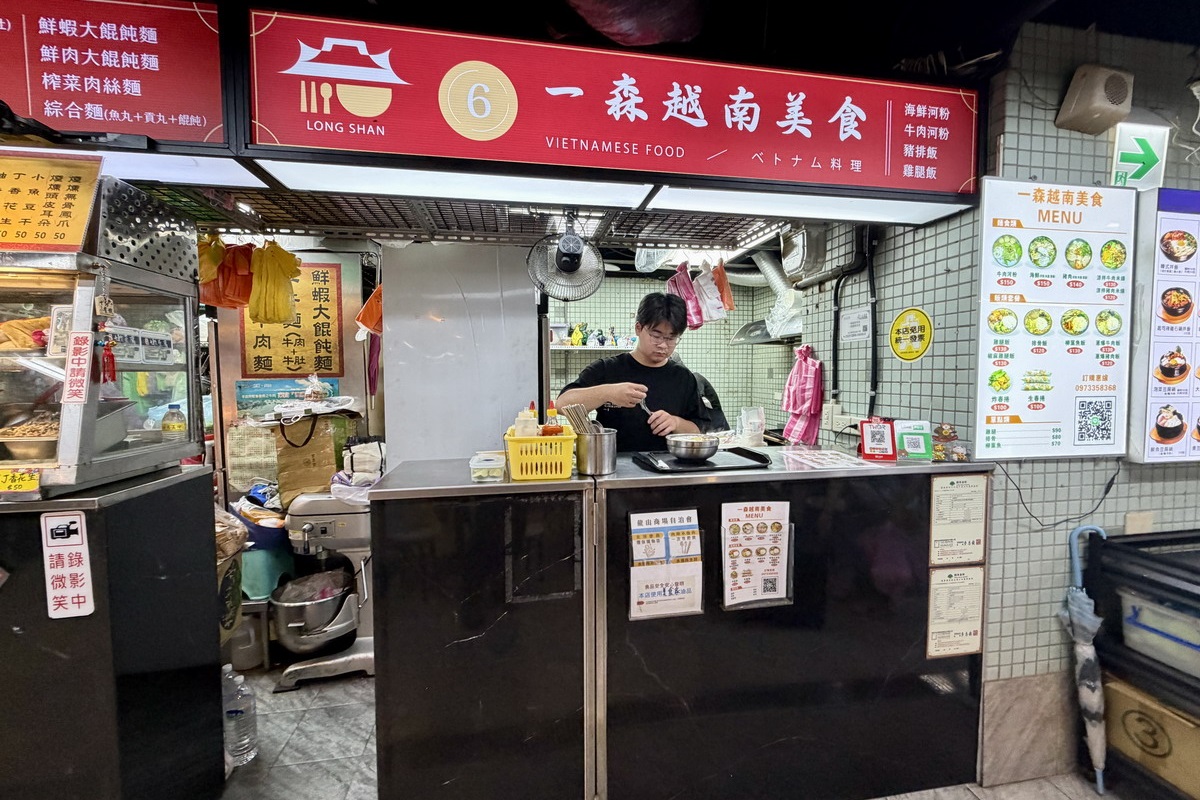 【懶人包】萬華龍山商場美食廣場 2026：全部20家全攻略！龍山寺對面隱藏版美食街，臥虎藏龍抗漲高CP值，便當、滷肉飯、牛肉麵、炒飯炒麵、鍋貼、素食、剉冰甜湯通通有 7442