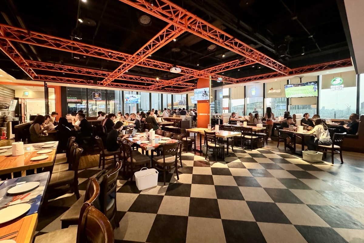 【台北市政府站美食】Hooters 貓頭鷹美式餐廳信義店 2024：有辣妹熱舞搖呼拉圈的歡樂美式餐廳，炸雞翅、肋排、漢堡、披薩加啤酒歡樂一晚，還有台北101夜景相伴 6427