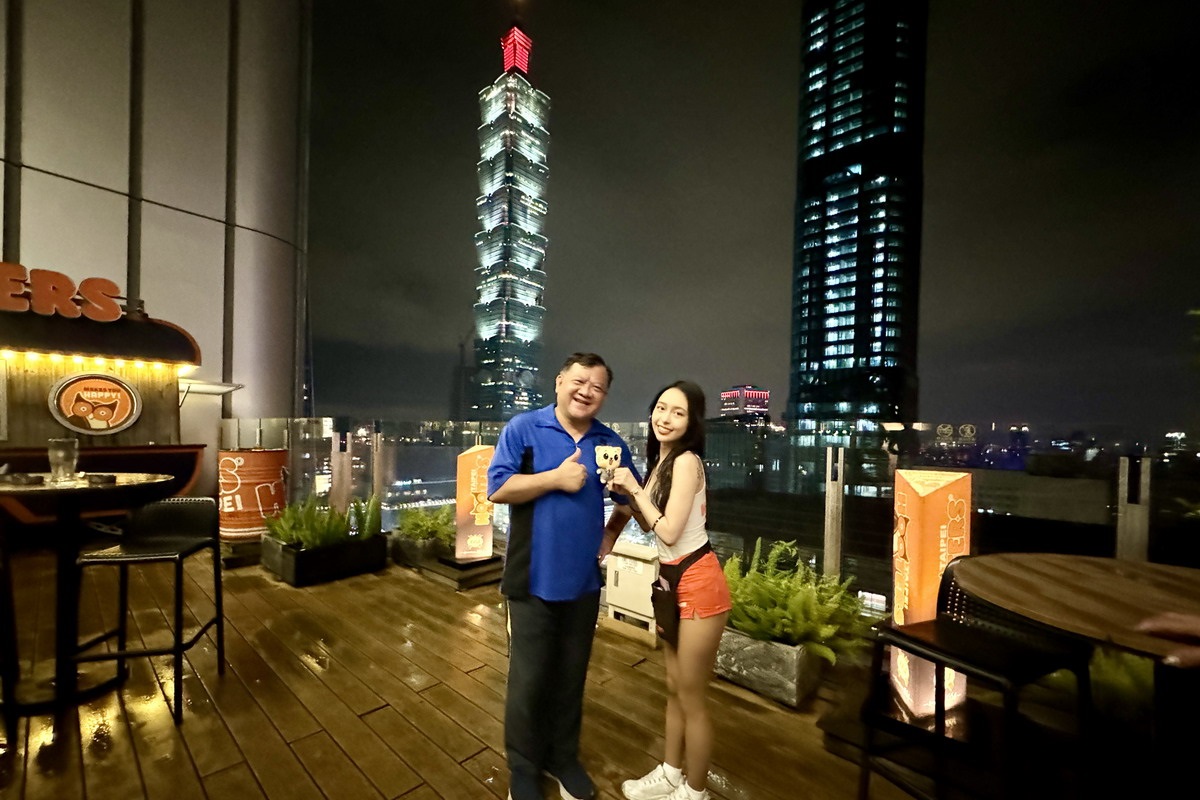 【台北市政府站美食】Hooters 貓頭鷹美式餐廳信義店 2024：有辣妹熱舞搖呼拉圈的歡樂美式餐廳，炸雞翅、肋排、漢堡、披薩加啤酒歡樂一晚，還有台北101夜景相伴 6427