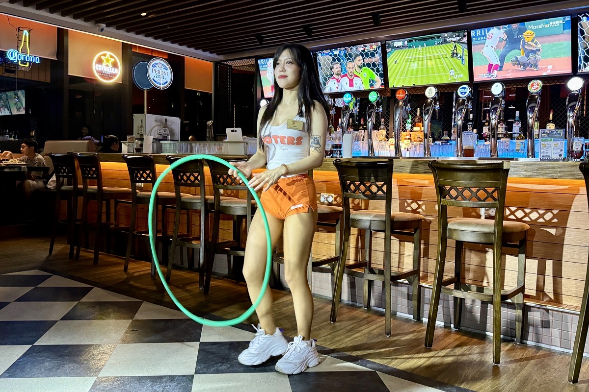 【台北市政府站美食】Hooters 貓頭鷹美式餐廳信義店 2024：有辣妹熱舞搖呼拉圈的歡樂美式餐廳，炸雞翅、肋排、漢堡、披薩加啤酒歡樂一晚，還有台北101夜景相伴 6427