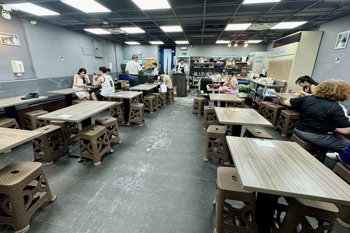 【台北市政府站美食】新娘子小吃店市政府忠孝店2024：水餃只點一顆也可以，太貼心了！皮蛋乾麵是招牌，信義區上班族必收 6439　