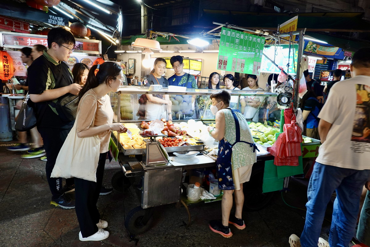 【台北信義安和站美食】臨江街夜市50年阿婆高級現切水果 2024：「輝達」黃仁勳大推的夜市水果攤 6452