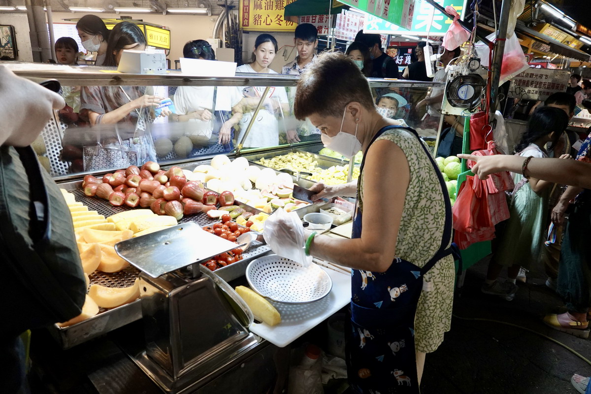 【台北信義安和站美食】臨江街夜市50年阿婆高級現切水果 2024：「輝達」黃仁勳大推的夜市水果攤 6452