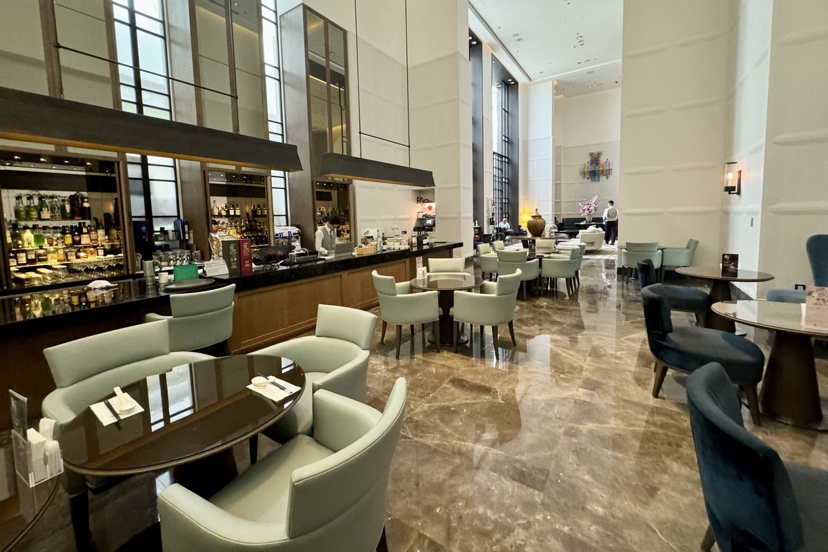 【台北劍南站美食】台北萬豪酒店大廳酒吧 Lobby Lounge 2024：老饕才知道的隱藏版五星級牛肉麵與排骨飯，紅燒牛肉麵香醇可口，現炸排骨誠意滿滿（附壽桃包子）6457