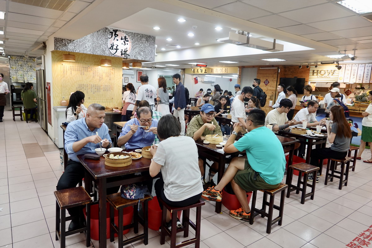 【台北忠孝敦化站美食】頂好紫琳蒸餃館 2025：東區頂好名店城美食街第一排隊老店，蒸餃、鍋貼必吃，還有牛肉蛋花湯 7069