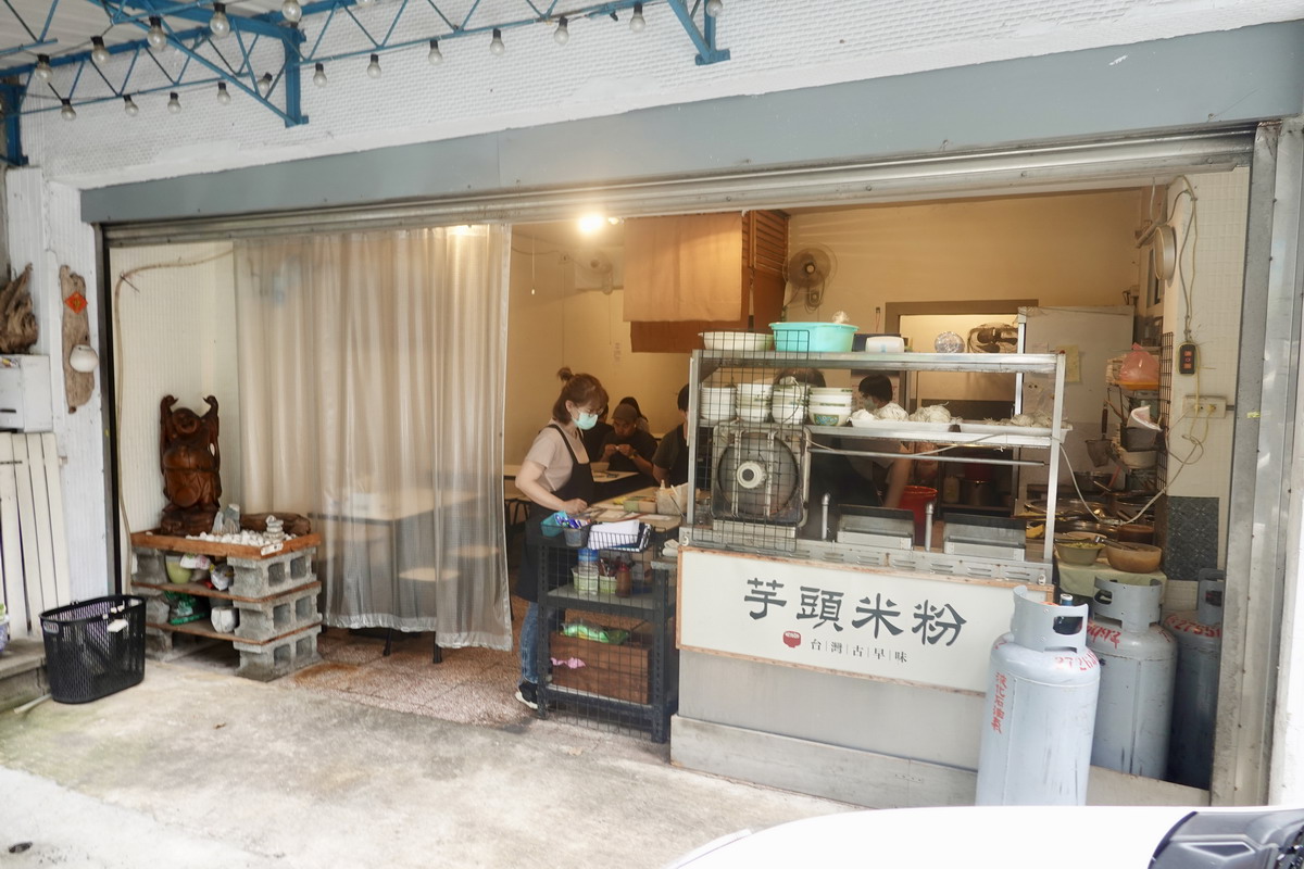 【台北永春站美食】麵舖：低調陌生黑馬小麵店登上米其林必比登，我家巷口的樸實麵店，芋頭米粉是招牌 6498